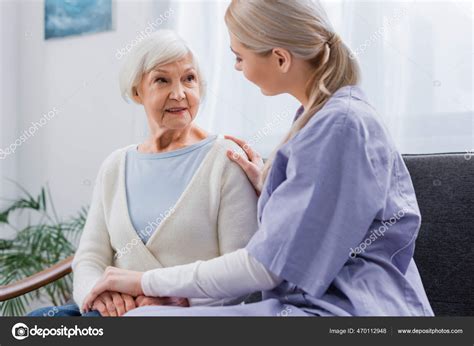 Assistente sociale che parla con una persona anziana