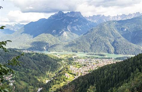 Vista panoramica di Pieve di Cadore con le Dolomiti sullo sfondo