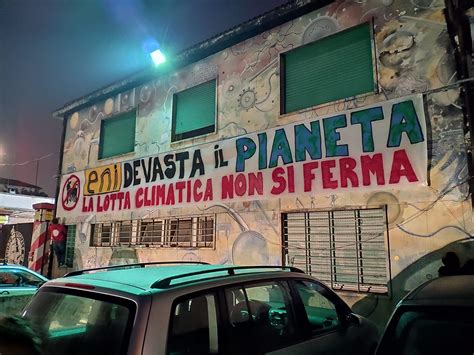 Manifestazione di centro sociale con striscioni