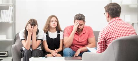 Famiglia che parla con assistente sociale