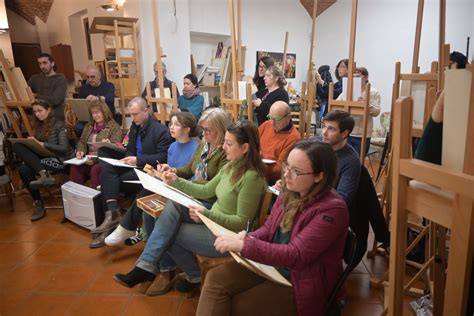 Persone anziane che partecipano a un corso di pittura