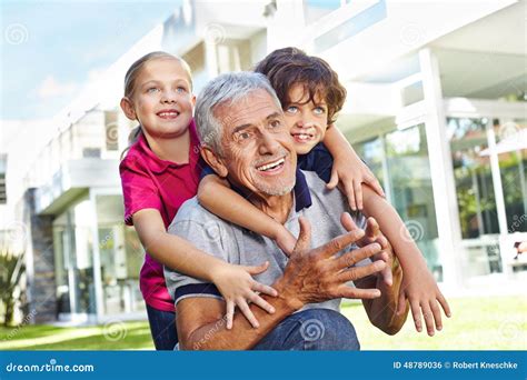 Un nonno che gioca con i suoi nipoti