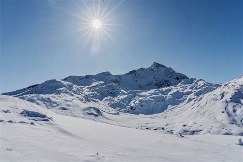 Un paesaggio montano sereno e silenzioso