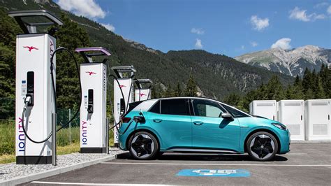 auto elettrica in carica