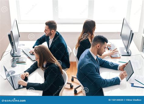 Donne al lavoro in un ufficio moderno