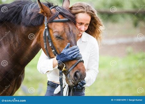Cavaliere sorridente con il suo cavallo