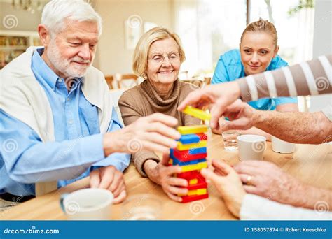 anziani che partecipano a un'attività di gruppo