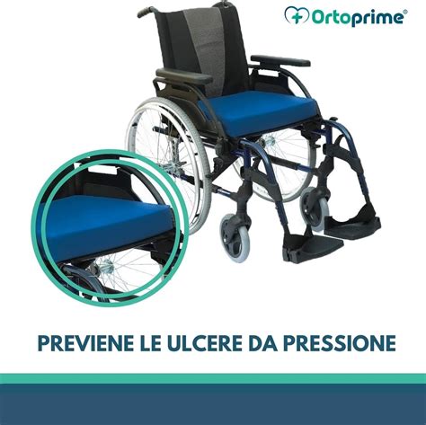 Persona anziana seduta su una sedia a rotelle con un cuscino antidecubito