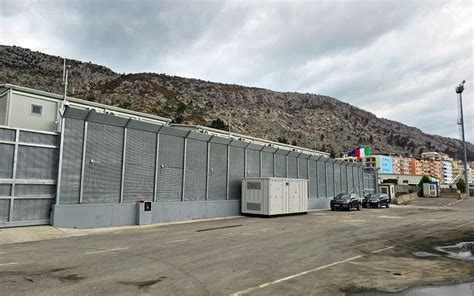 Mappa Italia e Albania con evidenziate le aree dei centri per migranti