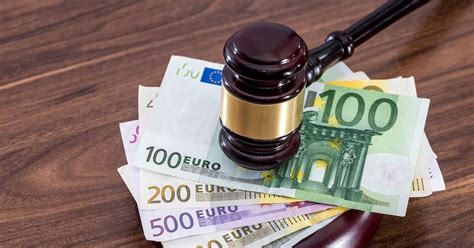 Infografica che confronta le sanzioni penali e amministrative per evasione contributiva