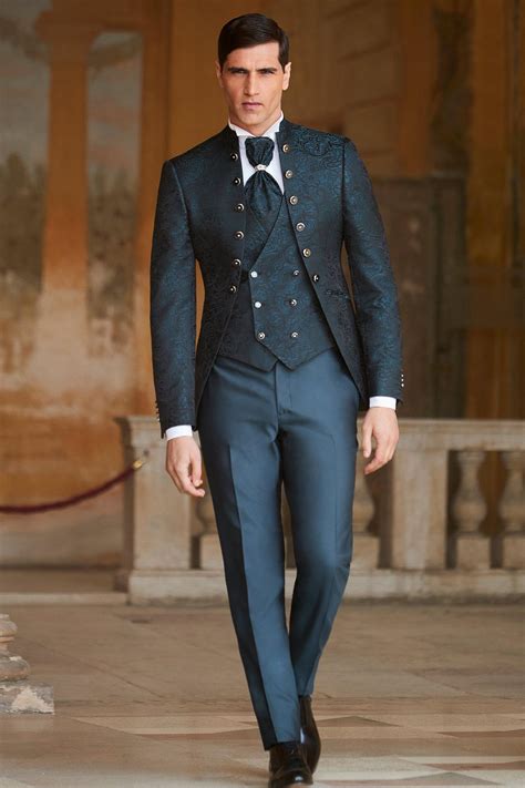 Un uomo che indossa un abito elegante che cammina in una città spagnola