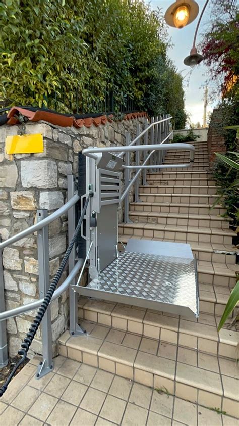 Montascale esterno installato su una rampa di scale pubblica