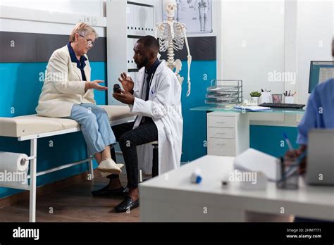 Paziente anziano in visita medica