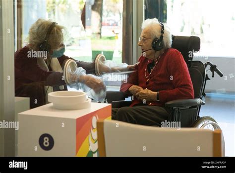 Persone anziane in una stanza di RSA