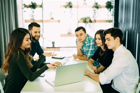 Persone che discutono con un avvocato