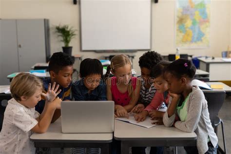 Bambini in classe che studiano insieme