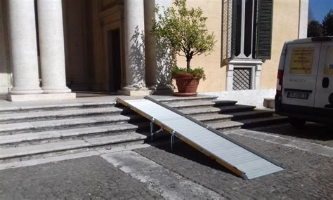 Ingresso di un museo con rampa per disabili