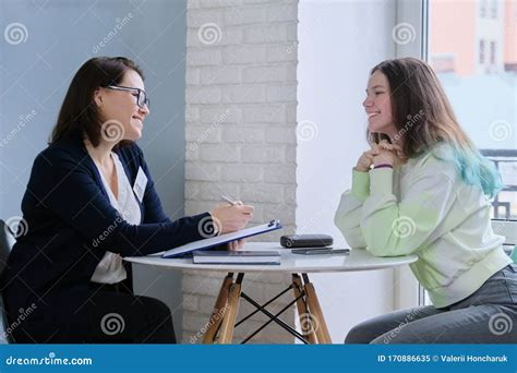 Assistente sociale che parla con una persona beneficiaria