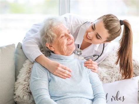 Anziani che ricevono assistenza da operatori sanitari