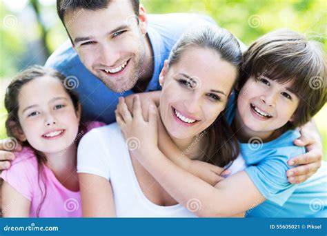 famiglia italiana che si abbraccia