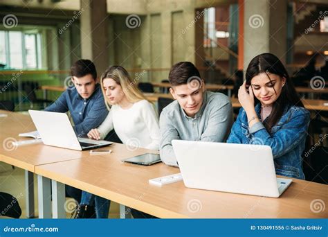 Studenti che studiano in gruppo