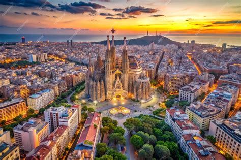 vista panoramica della Sagrada Familia con un sito web di biglietti aperto