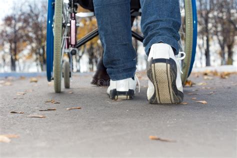 Persona che utilizza una sedia a rotelle in piedi