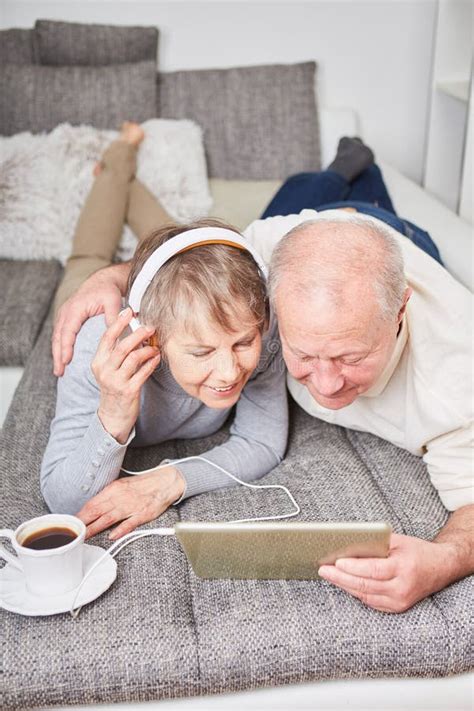 Anziani che ascoltano musica