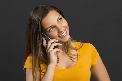 Persona che parla al telefono con un sorriso