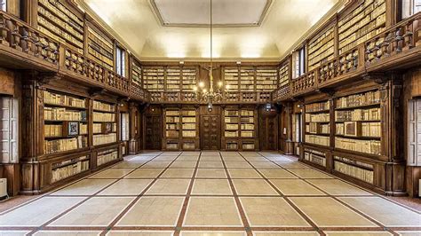 Una biblioteca antica con libri e pergamene
