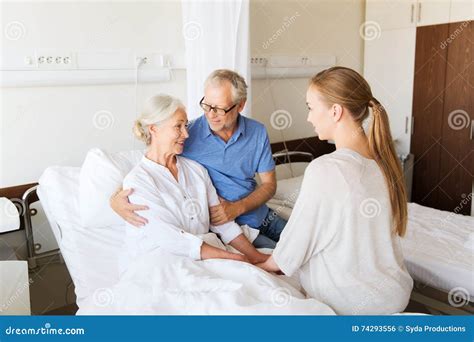 Famiglia che visita un parente in ospedale