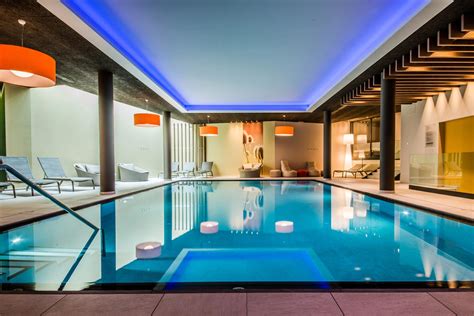 Piscina coperta luminosa con area relax circostante