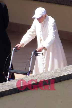 Papa Francesco che cammina con un deambulatore