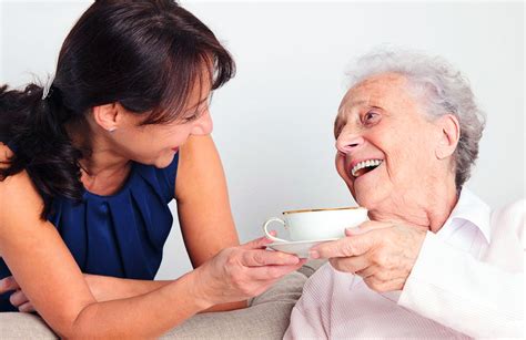 Anziana signora italiana con badante moldava