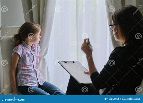 assistente sociale che parla con una famiglia