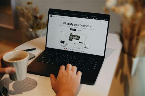 Illustrazione di una persona che utilizza un computer per accedere al sito web dell'INPS