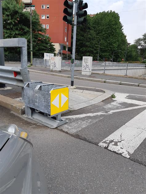 Schema che illustra diversi tipi di ostacoli fissi lungo una strada