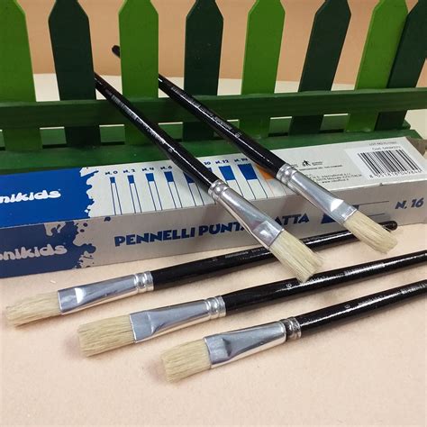 Materiali per hobby creativi: colori, pennelli, uncinetto