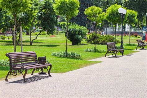 Parco curato con alberi e panchine