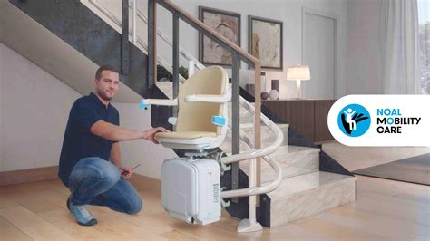 Tecnico che esegue manutenzione montascale