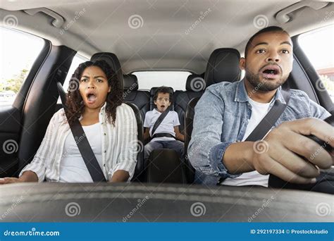 Famiglia che guarda un'auto nuova