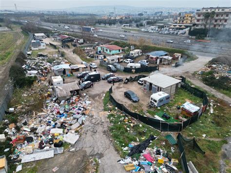 Un campo rom con baracche e rifiuti