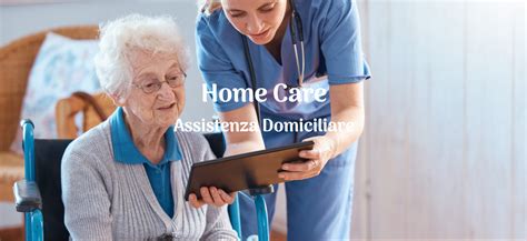 anziana che riceve assistenza domiciliare