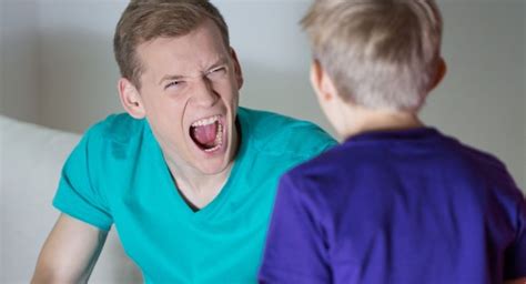 padre che urla contro la famiglia