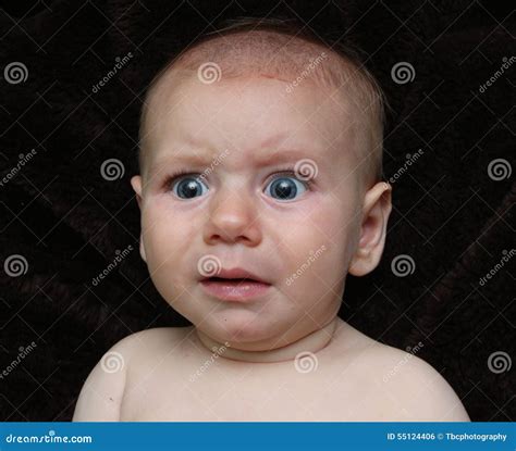 bambino spaventato che osserva una lite