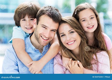 famiglia che si abbraccia