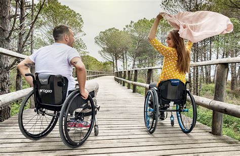 Persona che spinge una carrozzina ad autospinta