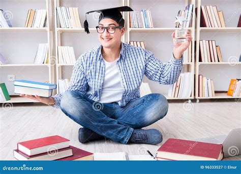 Impiegato che studia libri