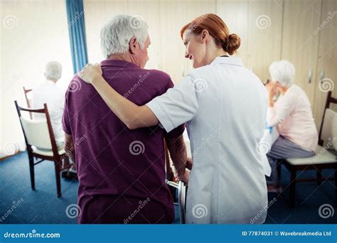 Infermiere che assiste un anziano