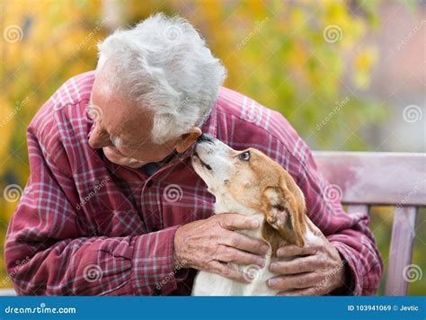 Anziano con animale domestico